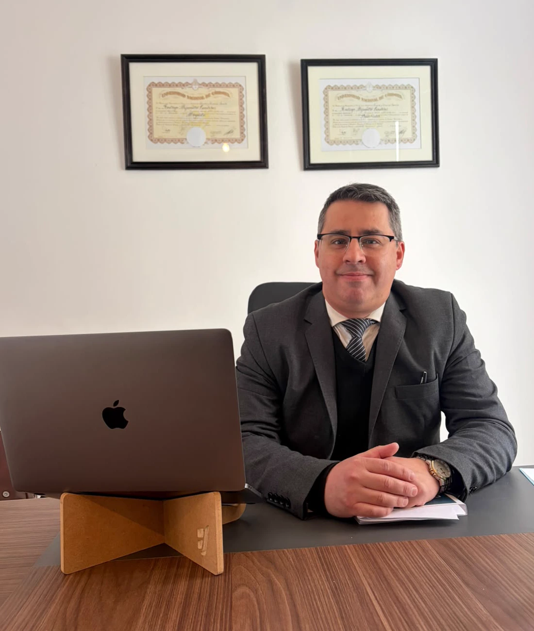 Dr. Rodrigo Alejandro Canteros, junto a sus títulos universitarios